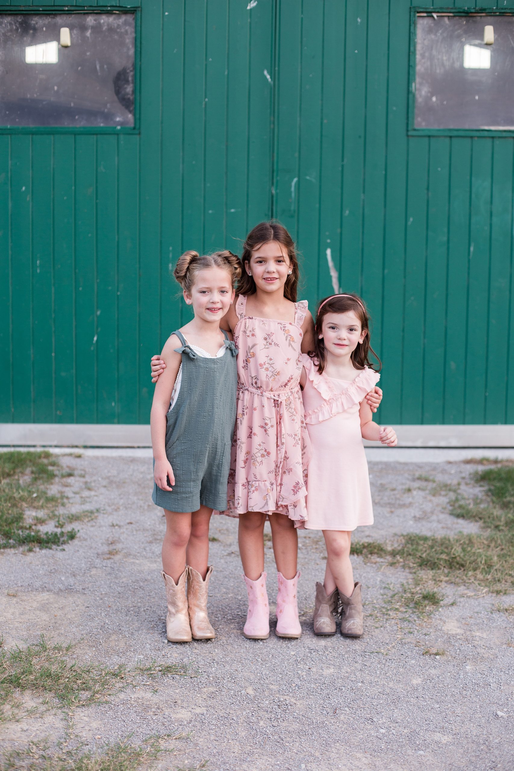 three girls hug in spring outfits for family photos in Tennessee